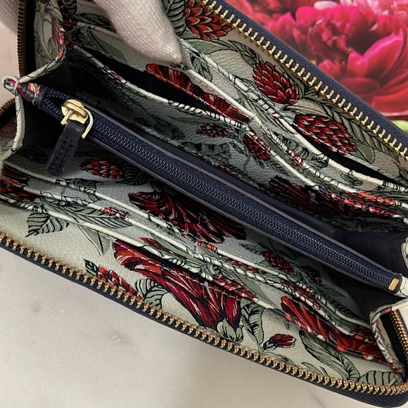 Tory Burch Zip Continental wallet - Sage color - GUC 🎁 - Picture 6 of 12